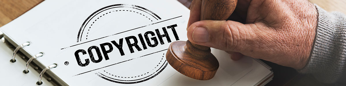 Music and videos on digital signage monitors: what are the rules for broadcasting?